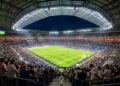 Projetada em 2016 com capacidade para 59 mil torcedores e teto translúcido, a moderna arena francesa tornou-se o novo forte do clube de Lyon