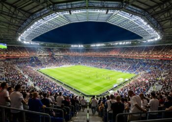 Projetada em 2016 com capacidade para 59 mil torcedores e teto translúcido, a moderna arena francesa tornou-se o novo forte do clube de Lyon