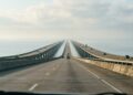 A monumental estrutura rodoviária de 38,4 km de extensão contínua que cruza as águas do lago e entrou para o Guinness como a maior ponte sobre a água contínua do planeta