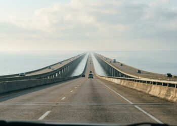 A monumental estrutura rodoviária de 38,4 km de extensão contínua que cruza as águas do lago e entrou para o Guinness como a maior ponte sobre a água contínua do planeta