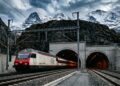 Com quase 57 km sob os Alpes, o túnel suíço que atravessa montanhas por dentro mudou a lógica dos trens na Europa