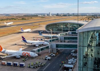 Projetado em 1957 e recebendo mais de 15 milhões de passageiros por ano, o terminal aéreo destaca-se como o maior hub de conexões aéreas do país