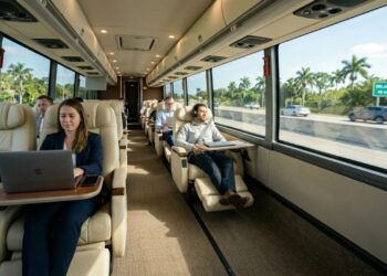 Equipado com apenas 27 poltronas de couro reclináveis em 140 graus, o veículo de turismo americano é a maior referência de conforto na Flórida