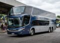 O double decker de 15 metros que leva até 60 passageiros e transforma viagem longa em experiência de estrada premium