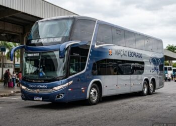 O double decker de 15 metros que leva até 60 passageiros e transforma viagem longa em experiência de estrada premium