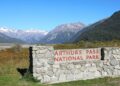 A rodovia na Nova Zelândia sobe a 920 metros de altitude; com um viaduto de 440 metros, o trajeto cruza os desfiladeiros dos Alpes do Sul