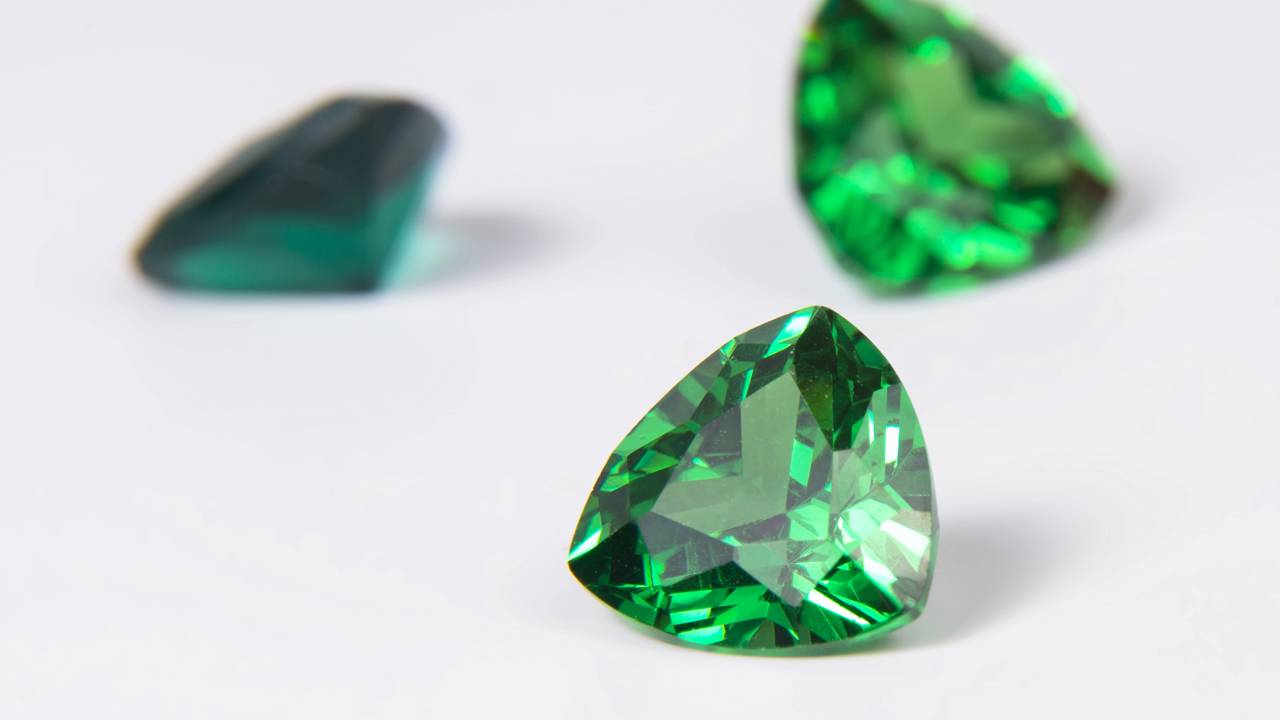 Esqueça o quartzo e a turmalina verde, pois este silicato de berílio e alumínio de dureza 8 exibe inclusões naturais únicas chamadas de jardins em sua rocha