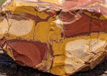 Esqueça o jaspe comum, pois este mineral formado por fósseis de micro-organismos de 100 milhões de anos exibe tons de vermelho e amarelo