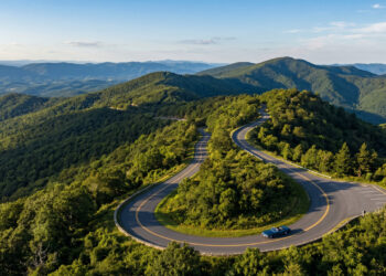 A sinuosa rodovia de 169 km de extensão corta as cristas das montanhas Blue Ridge no parque nacional e oferece mirantes deslumbrantes da Virgínia