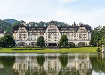 O suntuoso palácio inaugurado em 1944 com cúpula monumental de 30 metros de altura que abrigou o maior hotel e cassino da América Latina em Petrópolis