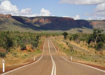 A rodovia na Austrália percorre 660 km de terra batida; cruzando rios e cânions da região de Kimberley, ela exige tração integral dos veículos