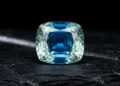 Esqueça a esmeralda, pois este silicato raro descoberto em 1902 exibe um forte pleocroísmo azul-esverdeado e tem dureza 7,5 na escala de Mohs
