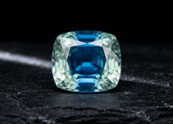 Esqueça a esmeralda, pois este silicato raro descoberto em 1902 exibe um forte pleocroísmo azul-esverdeado e tem dureza 7,5 na escala de Mohs
