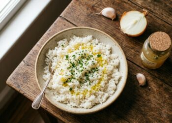 Como fazer arroz branco mais saboroso com caldo caseiro