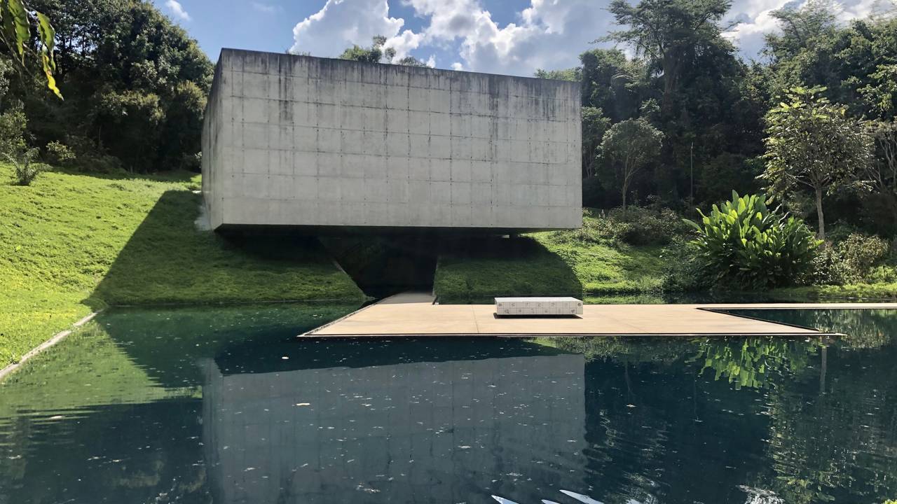 O colossal complexo de 140 hectares de visitação inaugurado em 2006 que abriga 23 galerias de arte contemporânea e milhares de espécies de plantas