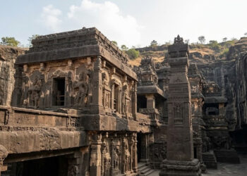 O colossal templo do século VIII esculpido em uma única rocha sólida de 30 metros de profundidade que consumiu 200 mil toneladas de escavação na Índia