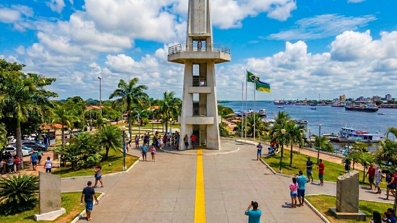 Um pé em cada hemisfério e um estádio dividido pela linha do Equador: a única capital do país cortada pelo meio do mundo