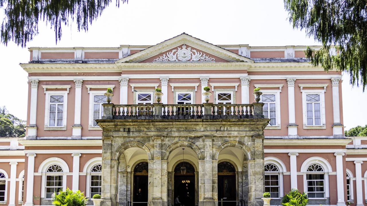 O clássico palácio neoclássico de 1862 que abriga um acervo de quase 300 mil itens históricos da antiga corte imperial em Petrópolis