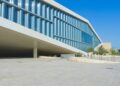 A futurista biblioteca de 45.000 m² inaugurada em 2017 que abriga mais de 1 milhão de livros sob uma monumental estrutura geométrica angulada