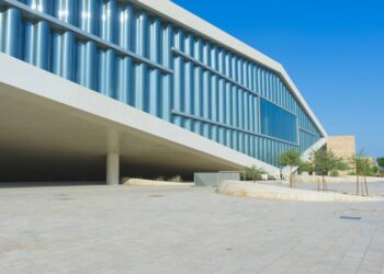 A futurista biblioteca de 45.000 m² inaugurada em 2017 que abriga mais de 1 milhão de livros sob uma monumental estrutura geométrica angulada