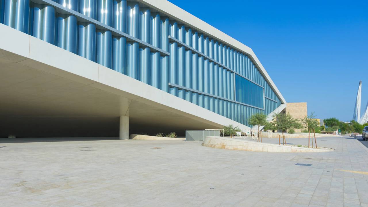 A futurista biblioteca de 45.000 m² inaugurada em 2017 que abriga mais de 1 milhão de livros sob uma monumental estrutura geométrica angulada