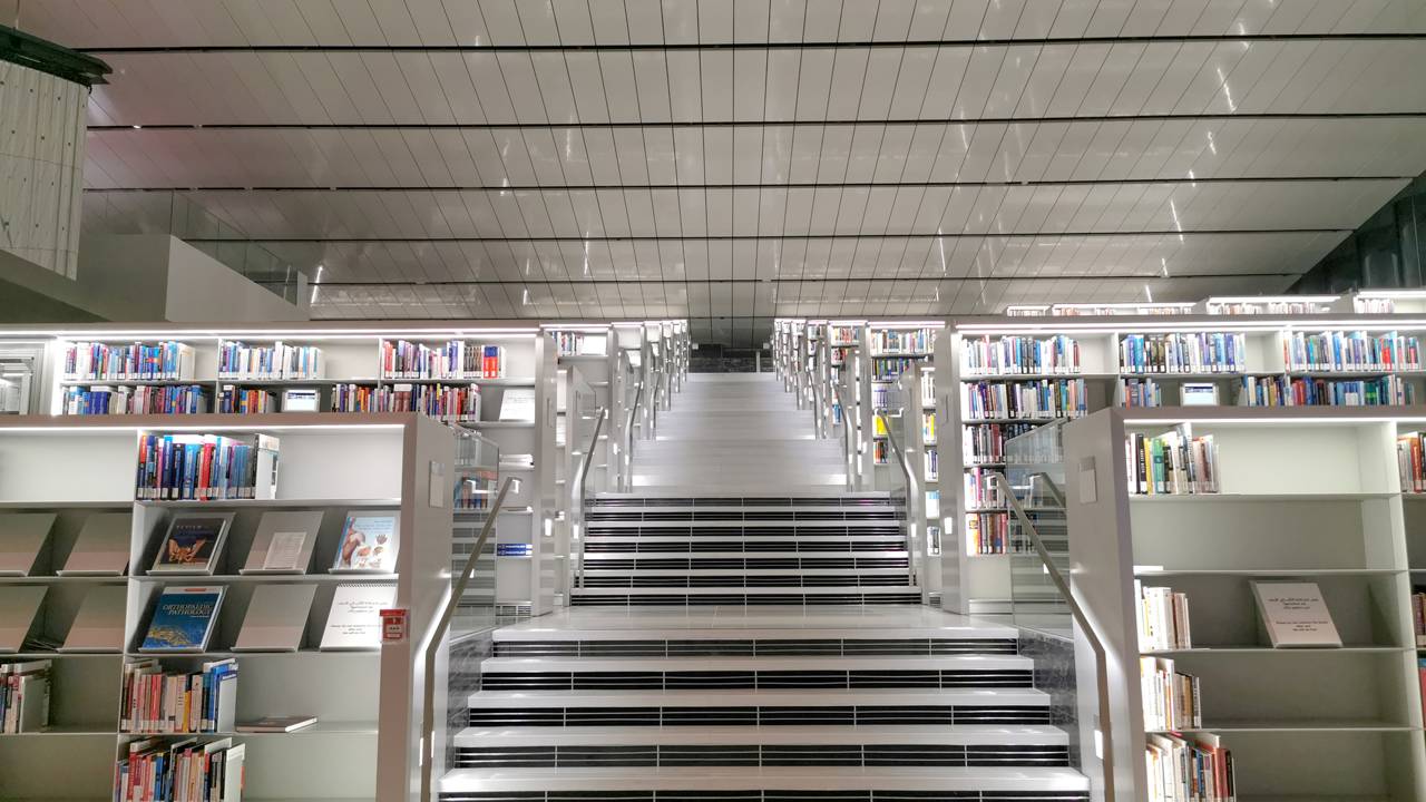 A futurista biblioteca de 45.000 m² inaugurada em 2017 que abriga mais de 1 milhão de livros sob uma monumental estrutura geométrica angulada