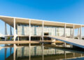 O monumental palácio inaugurado em 1960 com colunas curvas revestidas de mármore branco que funciona como a sede oficial do Poder Executivo em Brasília