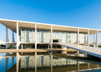O monumental palácio inaugurado em 1960 com colunas curvas revestidas de mármore branco que funciona como a sede oficial do Poder Executivo em Brasília
