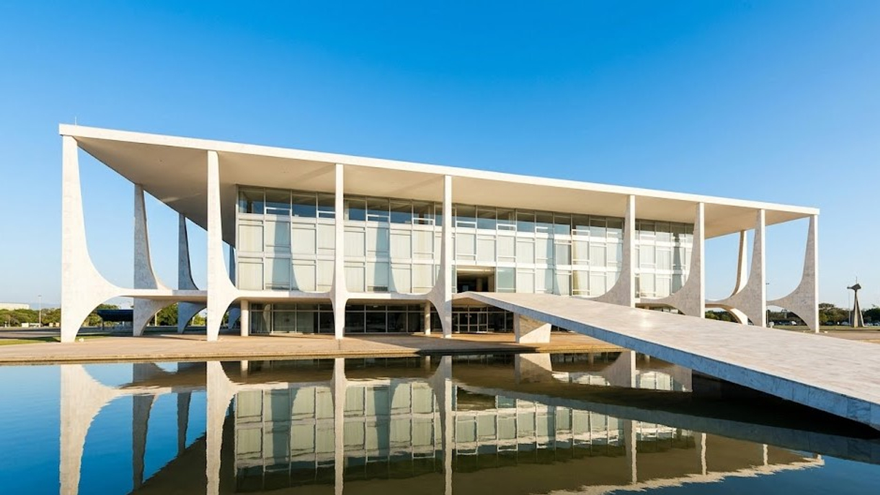 O monumental palácio inaugurado em 1960 com colunas curvas revestidas de mármore branco que funciona como a sede oficial do Poder Executivo em Brasília