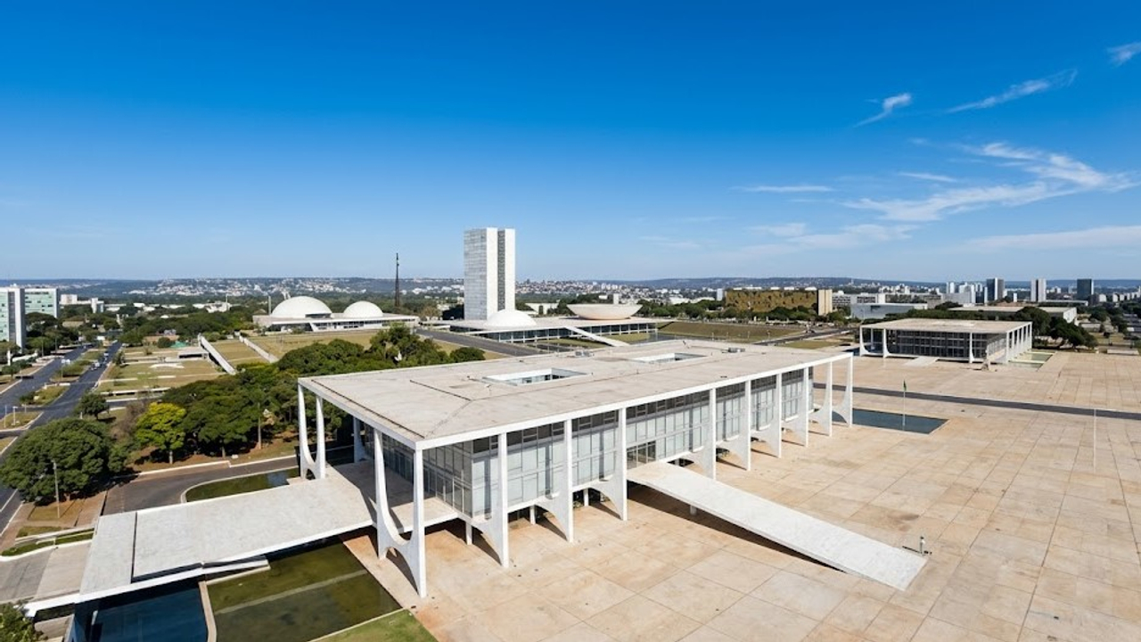 O monumental palácio inaugurado em 1960 com colunas curvas revestidas de mármore branco que funciona como a sede oficial do Poder Executivo em Brasília