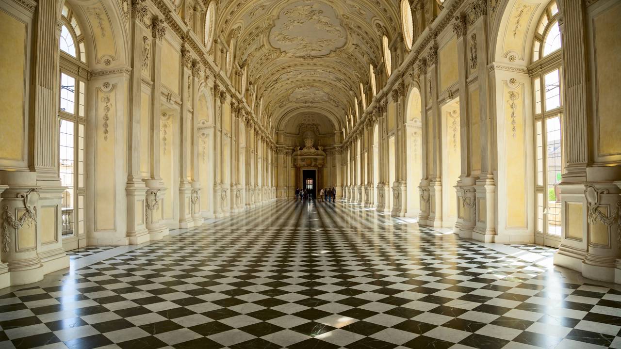 O monumental palácio de 1675 com 80.000 m² de área construída e jardins barrocos que se consagrou como uma das maiores residências reais da Itália