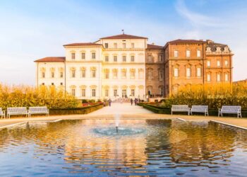 O monumental palácio de 1675 com 80.000 m² de área construída e jardins barrocos que se consagrou como uma das maiores residências reais da Itália