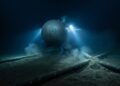 Submarino russo avança sobre cabos submarinos no escuro profundo do oceano