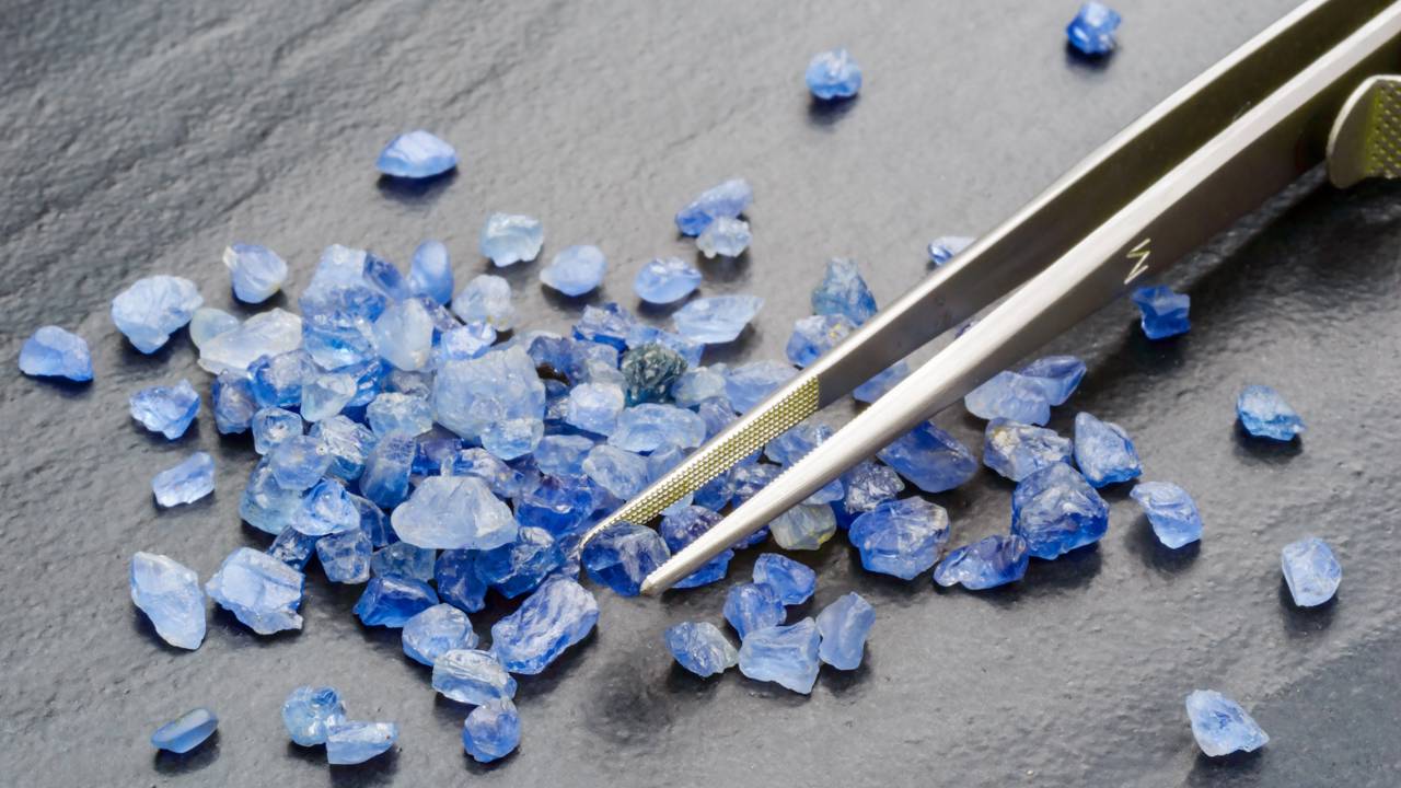 Esqueça o diamante, pois esta gema de coríndon com dureza 9 na escala de Mohs deve seu azul profundo a traços de ferro e titânio na rocha