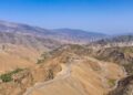 A rodovia no Marrocos atinge 2,260 metros de altitude; cruzando a cordilheira do Atlas, a via é a rota mais sinuosa de ligação com o Saara