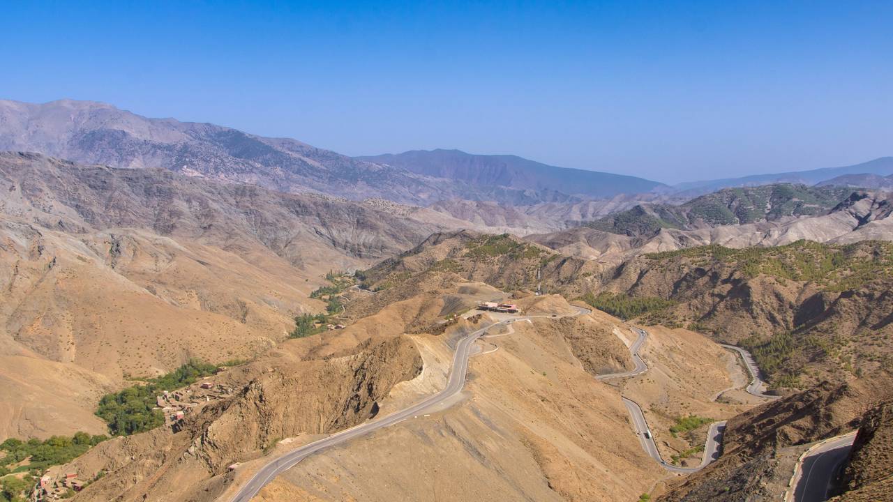 A rodovia no Marrocos atinge 2,260 metros de altitude; cruzando a cordilheira do Atlas, a via é a rota mais sinuosa de ligação com o Saara