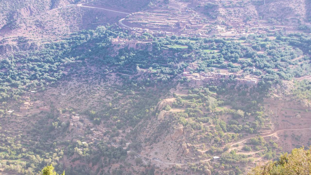 A rodovia no Marrocos atinge 2,260 metros de altitude; cruzando a cordilheira do Atlas, a via é a rota mais sinuosa de ligação com o Saara