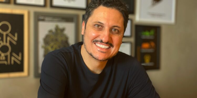 Mário Verdi, fundador da Deskbee, empresa de tecnologia voltada à gestão de escritórios híbridos e operações corporativas