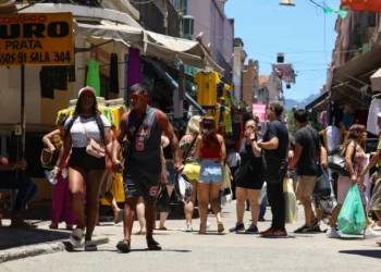Consumidores fazem compras no comércio popular do Rio de Janeiro (Foto: Tomaz Silva/ Agência Brasil)