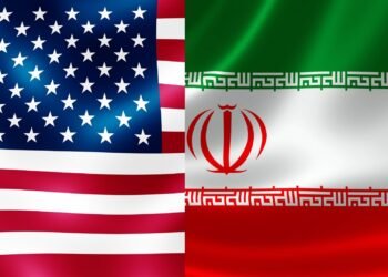 À esquerda da bandeira dos Estados Unidos. À direita, a bandeira do Irã.