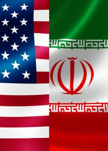 À esquerda da bandeira dos Estados Unidos. À direita, a bandeira do Irã.