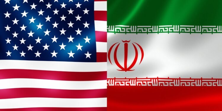 À esquerda da bandeira dos Estados Unidos. À direita, a bandeira do Irã.