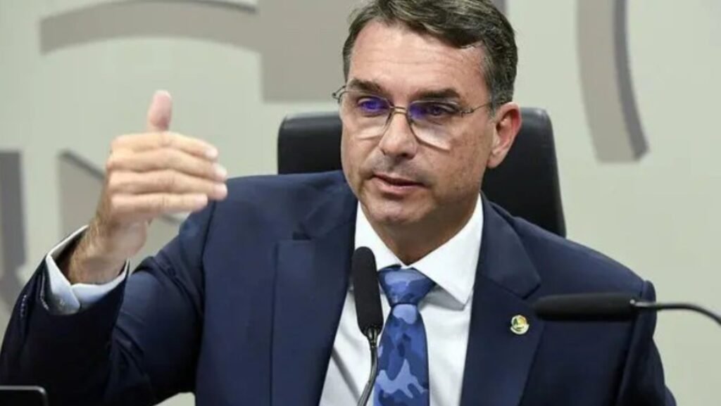 Flávio Bolsonaro tem registro de candidatura travado após aparecer filiado ao Missão no TSE