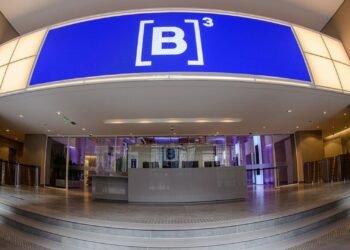 Entrada da sede da B3, em São Paulo, com o logotipo da Bolsa brasileira em destaque no saguão.