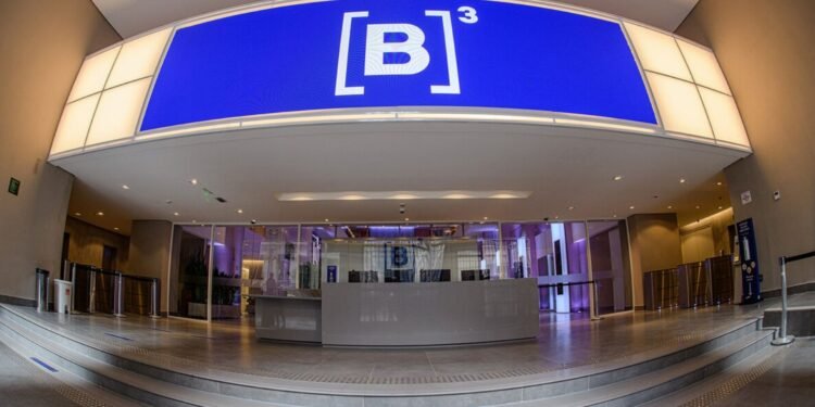 Entrada da sede da B3, em São Paulo, com o logotipo da Bolsa brasileira em destaque no saguão.