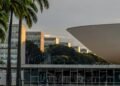 Fachada do Congresso Nacional, em Brasília, com uma das cúpulas do complexo arquitetônico em destaque e prédios administrativos ao fundo.