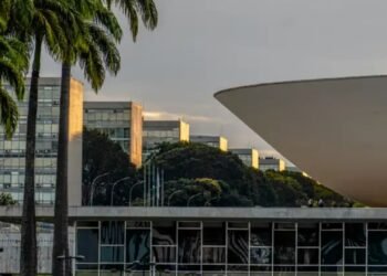 Fachada do Congresso Nacional, em Brasília, com uma das cúpulas do complexo arquitetônico em destaque e prédios administrativos ao fundo.