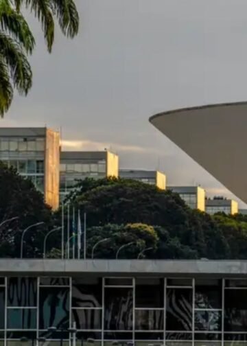 Fachada do Congresso Nacional, em Brasília, com uma das cúpulas do complexo arquitetônico em destaque e prédios administrativos ao fundo.
