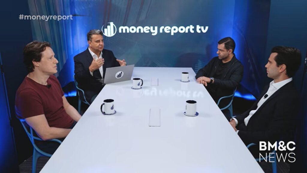 Foto do episódio 122 do Money Report com convidados e apresentar em mesa para discussão.