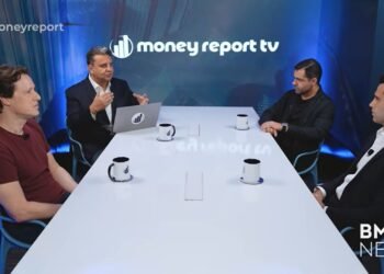 Foto do episódio 122 do Money Report com convidados e apresentar em mesa para discussão.